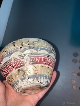 Pěkná, ale poničená a zalepená dekorační nádoba - 2