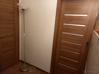 ikea stojací lampa se skleněným stínidlem - 2
