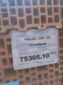 Cihly Heluz UNI 30 broušené (50 Kč/1 cihla) - 2