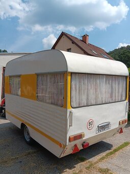 Obytný laminátový karavan - 2