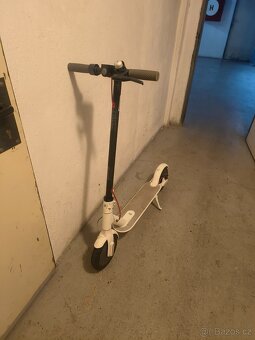 koloběžka bílá Xiaomi Mi Electric Scooter M365 - 2