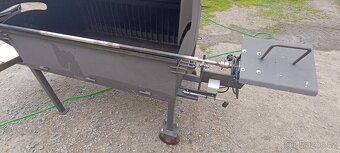 Gril na sele nebo kýtu na víkend i vanoční trhy - 2