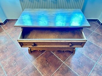 969 Komoda (stolek) rustikální frézovaný masivní provedení - 2