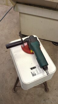 Pneumatická úhlová bruska. - 2