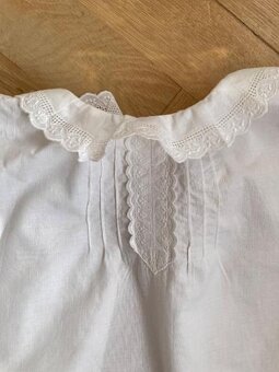 100 let stará dětská košilka - 2