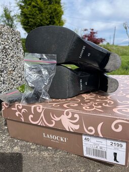 Černé vysoké kozačky na podpatku Lasocki - 2