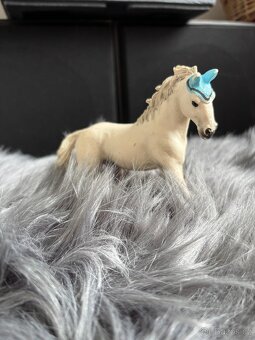 Schleich kůň + výbava na koně - 2