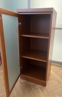 Komoda-vitrína mořená na třešeň - bytelná - 2