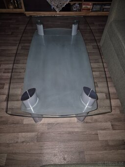 Prodám pěkný skleněný konferenkční stolek. - 2
