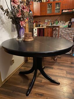 Prodám stul rozkládací z masivního dřeva - 2