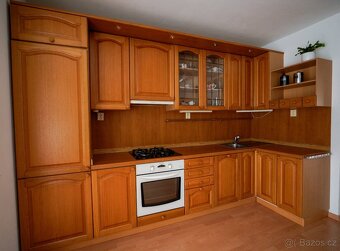 Starší dřevěná Koryna kuchyně, funkční spotřebiče v ceně. - 2
