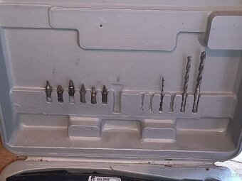 Akumulátorová vrtačka s nabíječkou
 - 2