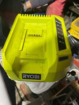 Nabíječka na baterii RYOBI - 2