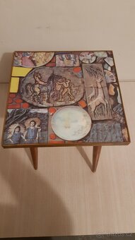Stoleček s reliéfy - 2