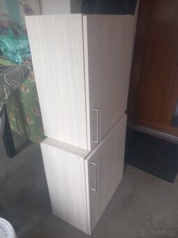 Psací stůl a závěsné skříňky - 2
