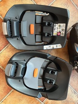 Autosedačka Cybex 0-9 kg a dvě izofix základny - 2