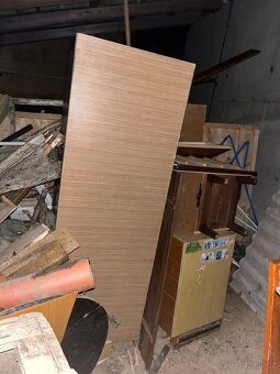 Daruji starý nábytek na spálení. - 2