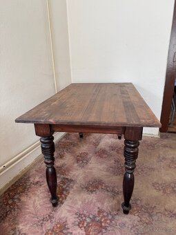 Starý vyřezávaný hospodský stůl - 2