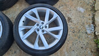 Škoda Scala Kamiq letní alu VEGA 205/45-18 90% - 2