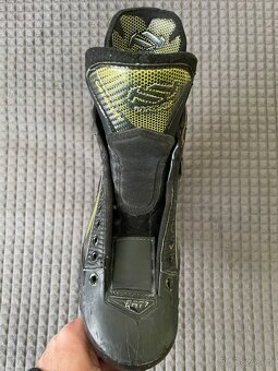 Hokejové brusle True CATALYST 7 SR, vel. 44,5, šířka EE - 2