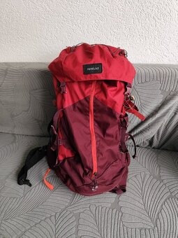 FORCLAZ Dámský turistický batoh MT100 EasyFit 50 L - 2