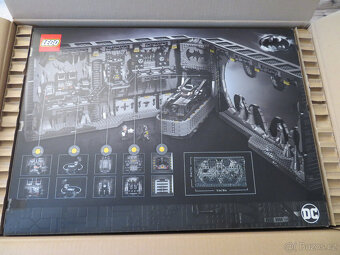LEGO DC 76252 Batcave Shadowbox - 2