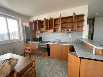 Moderní dřevěná kuchyňská linka se spotřebiči - 2