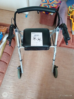 chodítko se sedátkem  a úložným prostorem - 2