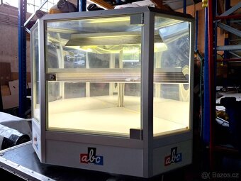 Prosklená osvětlená rohová vitrina - 2