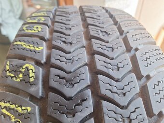 Prodám celoroční pneu 215/65/16 C Semperit - 2