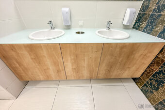 Gastro WC skříňky umyvadla značka Laufen bezdotykové baterie - 2