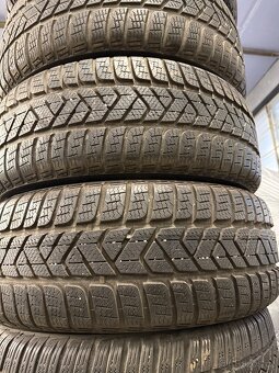prodám zimní 215/60/16 Pirelli - 2