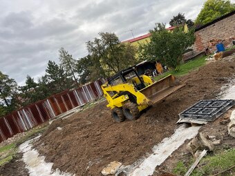 UNC 060 smykový nakladač - 2