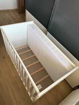 Dětská postýlka SUNDVIK IKEA, matrace, prostěradlo, chránič - 2