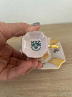 Prodám zlacený hrneček s podšálkem z růžového porcelánu - 2