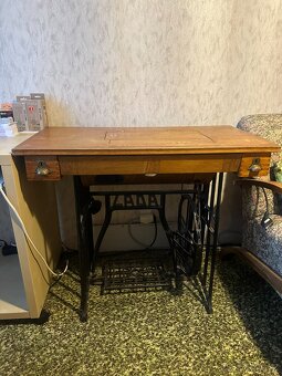 Zachovalý šicí stroj LADA - 2