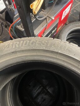 Zimní pneu 235/45 r18 - 2