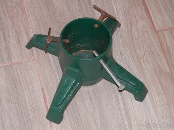 Litinový stojánek na vánoční stromeček. - 2