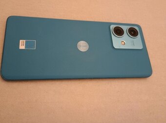 Motorola Edge 40 Neo: 144 Hz pOLED displej - 2