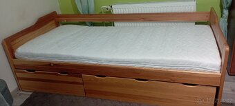 Dřevěná postel s matrací a se dvěma velkými šuplíky - 2