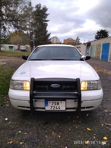 Ford Crown Victoria - 2