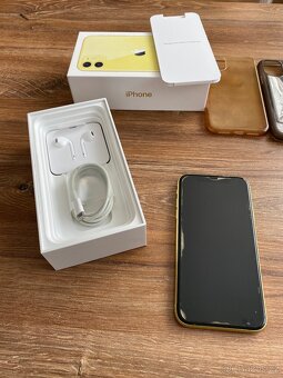 Prodám iPhone 11, 128GB žluté barvy - 2