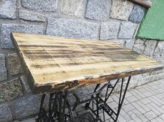 Stolek Singer - PO RENOVACI - masivni drevo + litina - 2