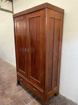 Dřevěná skříň - 2