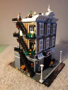 Lego Town Square Pub 10255 - 2