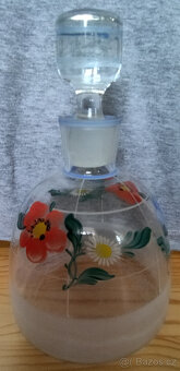 Menší slekleněná karafa s květy - 2