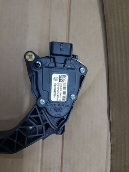 DACIA DUSTER- ELEKTRONICKÝ PLYNOVÝ PEDÁL - 2