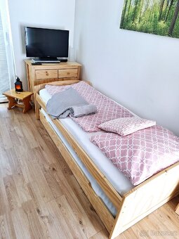 Prodám postel z masivu - 2