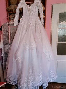 svatebni šaty s vlečkou - 2