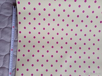 Tapeta vliesová s puntíky 6,5 m + 1 m - 2